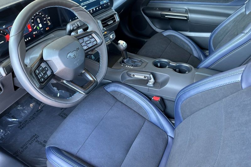 Ford Mustang Vehicle Full-screen Gallery Image 09