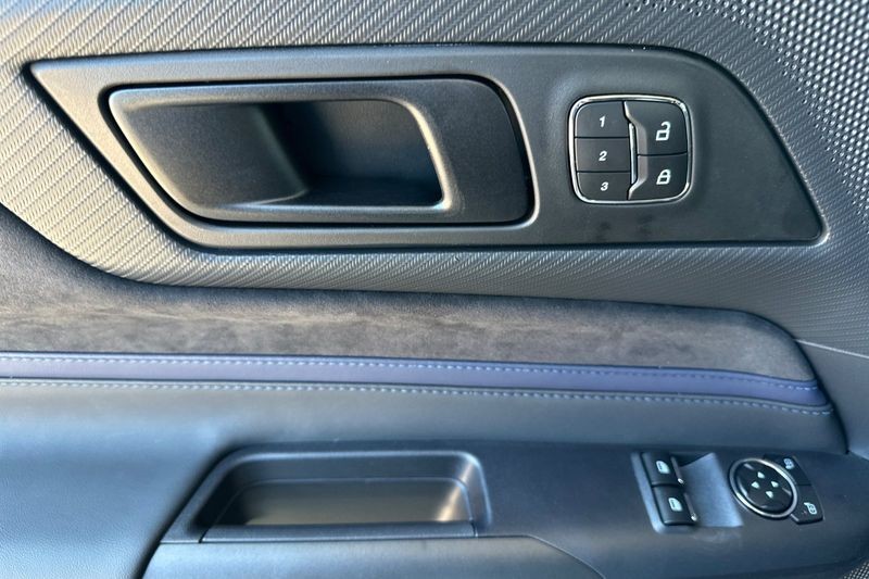 Ford Mustang Vehicle Full-screen Gallery Image 10