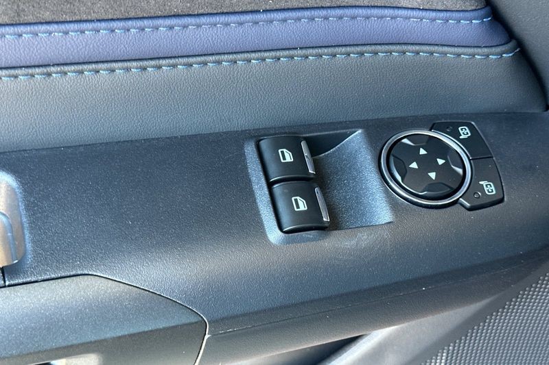 Ford Mustang Vehicle Full-screen Gallery Image 11