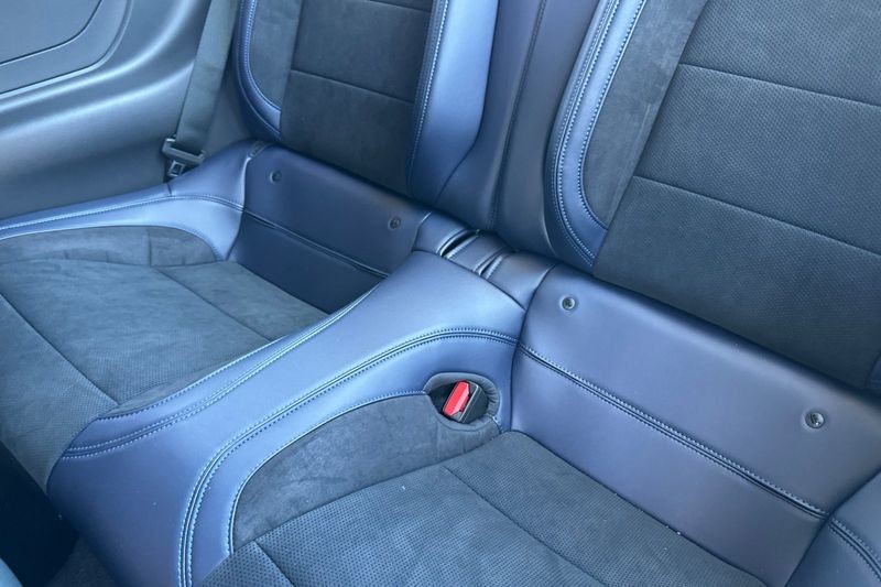 Ford Mustang Vehicle Full-screen Gallery Image 12
