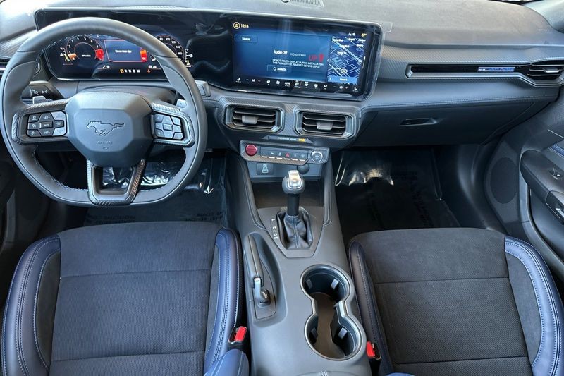 Ford Mustang Vehicle Full-screen Gallery Image 13