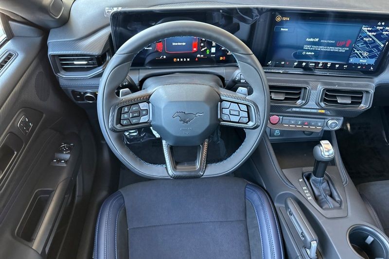 Ford Mustang Vehicle Full-screen Gallery Image 14