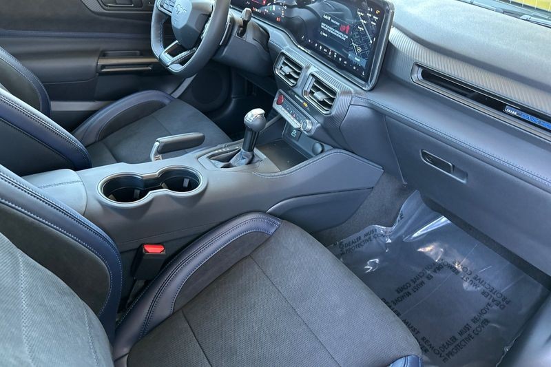 Ford Mustang Vehicle Full-screen Gallery Image 15