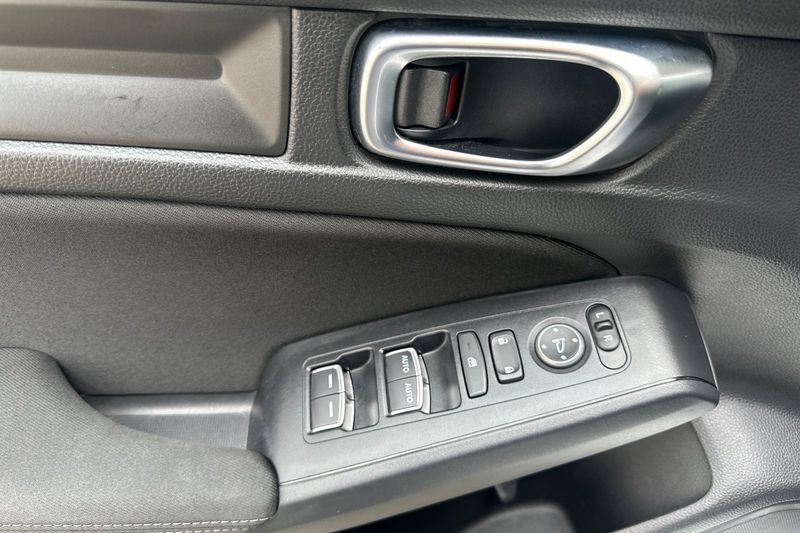 Honda Civic Vehicle Full-screen Gallery Image 11