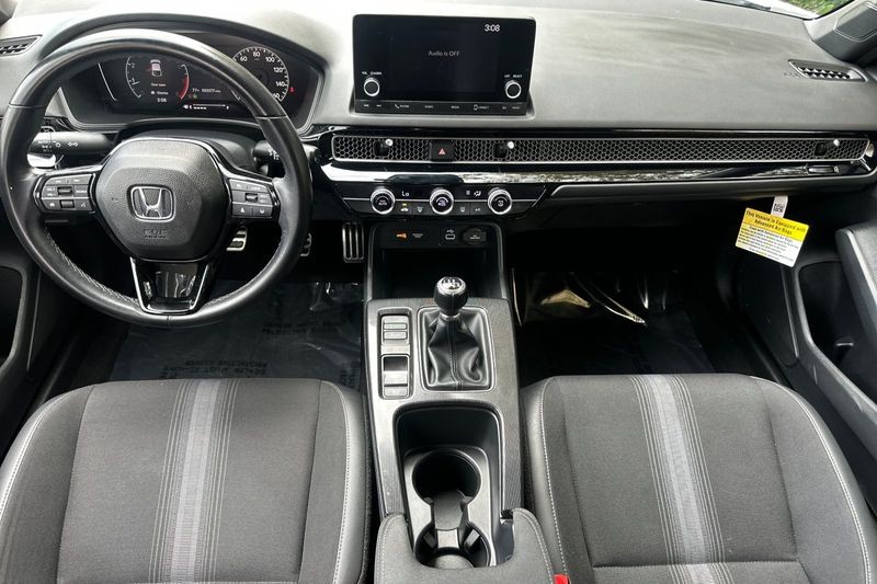 Honda Civic Vehicle Full-screen Gallery Image 15