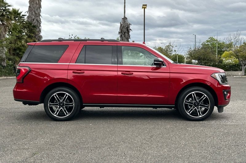 Ford Expedition Vehicle Full-screen Gallery Image 02