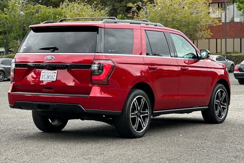 Ford Expedition Vehicle Full-screen Gallery Image 03