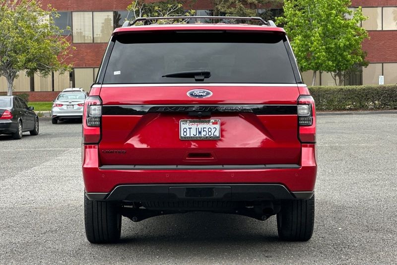 Ford Expedition Vehicle Full-screen Gallery Image 04
