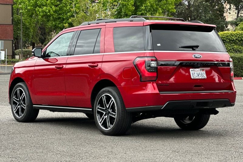 Ford Expedition Vehicle Full-screen Gallery Image 05