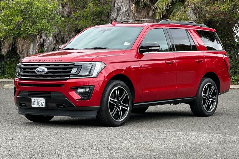 Ford Expedition Vehicle Full-screen Gallery Image 08