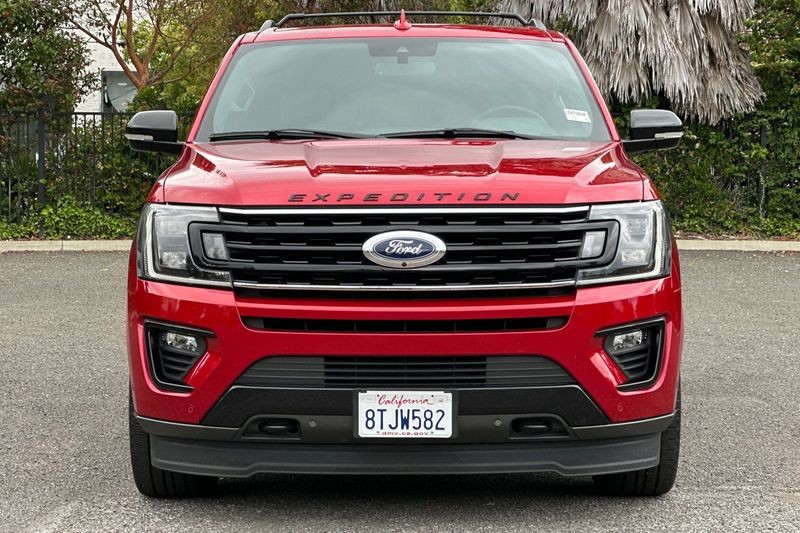 Ford Expedition Vehicle Full-screen Gallery Image 09