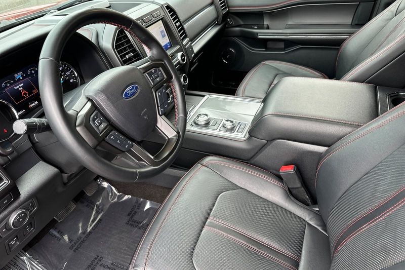 Ford Expedition Vehicle Full-screen Gallery Image 10