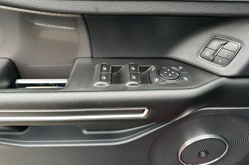 Ford Expedition Vehicle Full-screen Gallery Image 11