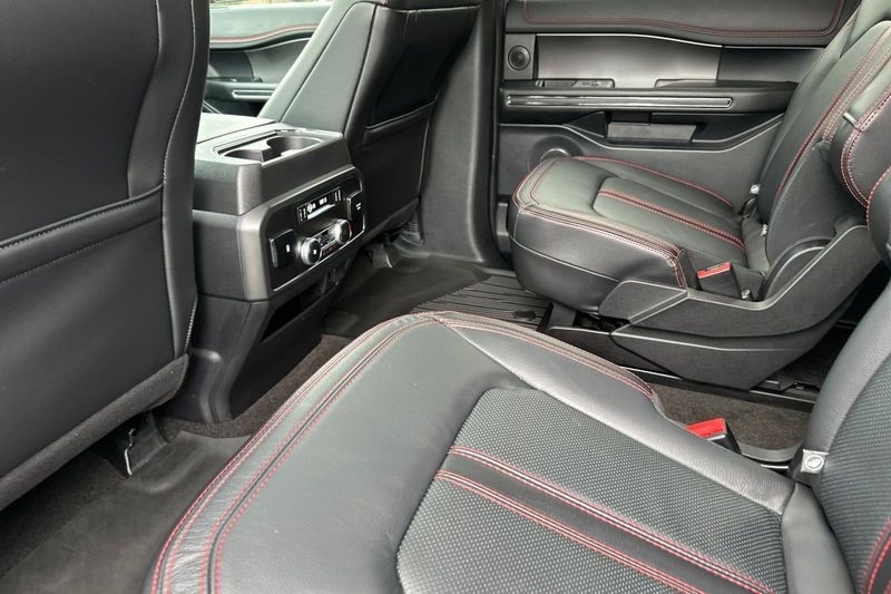 Ford Expedition Vehicle Full-screen Gallery Image 14