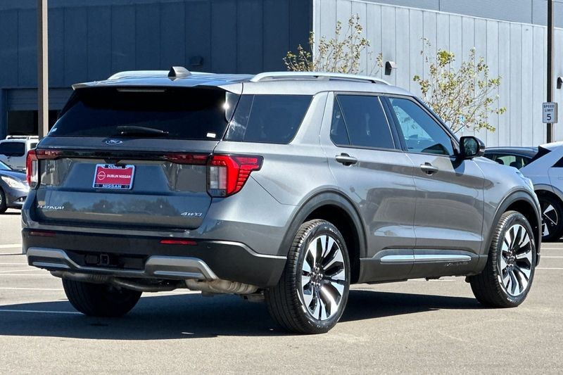 Ford Explorer Vehicle Full-screen Gallery Image 03