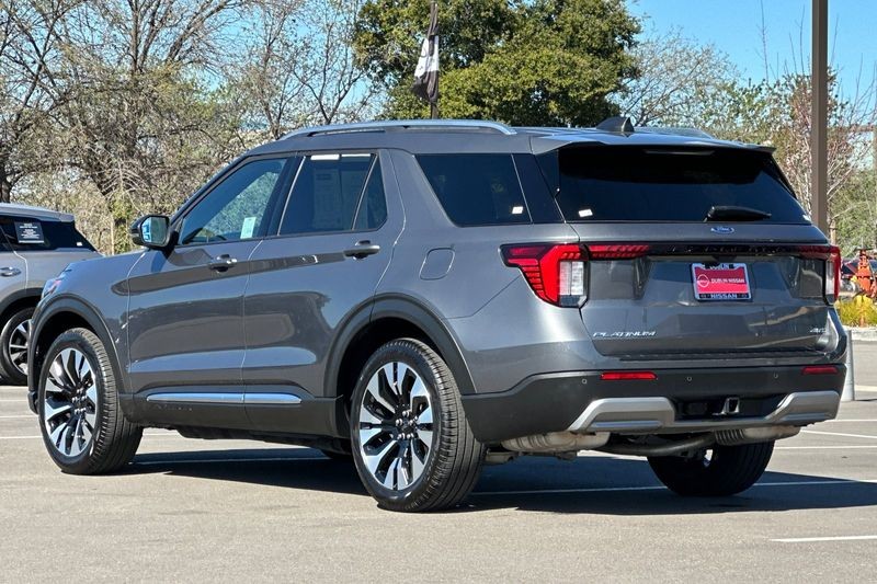 Ford Explorer Vehicle Full-screen Gallery Image 05