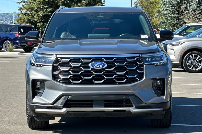 Ford Explorer Vehicle Full-screen Gallery Image 08