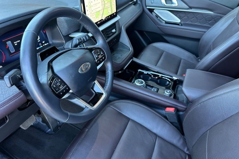 Ford Explorer Vehicle Full-screen Gallery Image 09