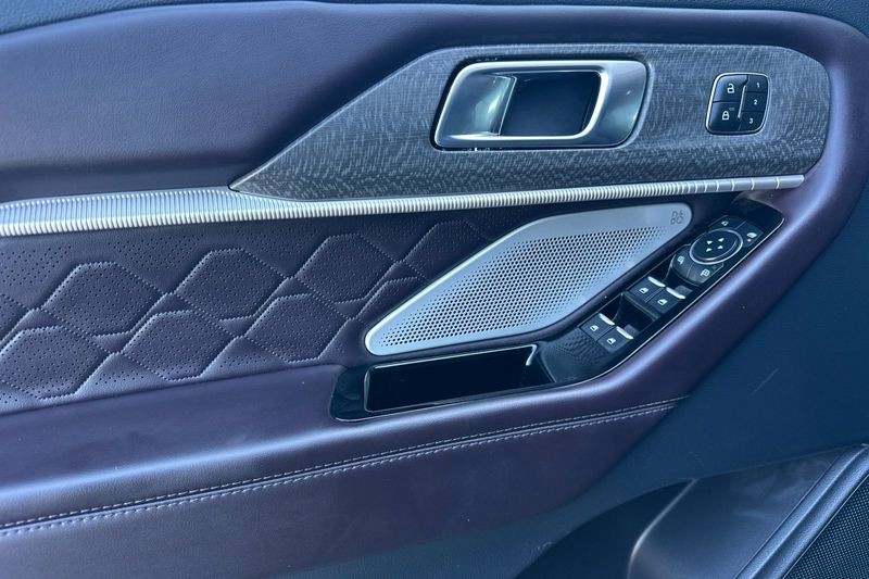 Ford Explorer Vehicle Full-screen Gallery Image 10