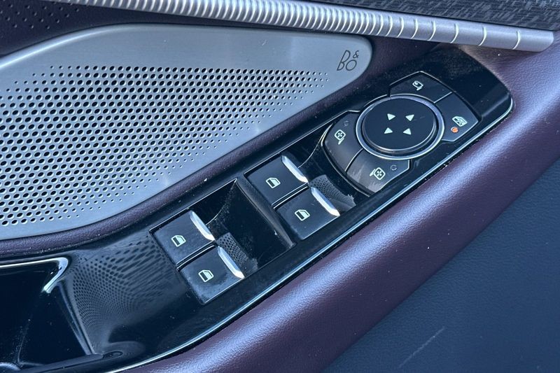 Ford Explorer Vehicle Full-screen Gallery Image 11