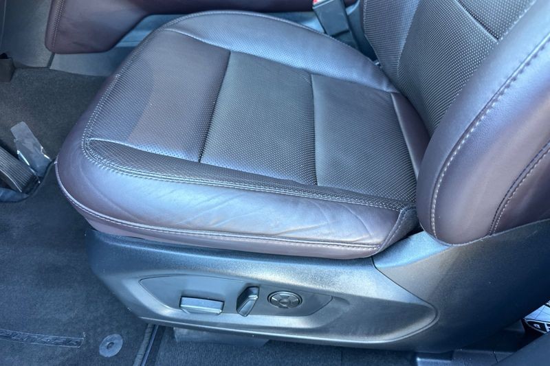 Ford Explorer Vehicle Full-screen Gallery Image 12