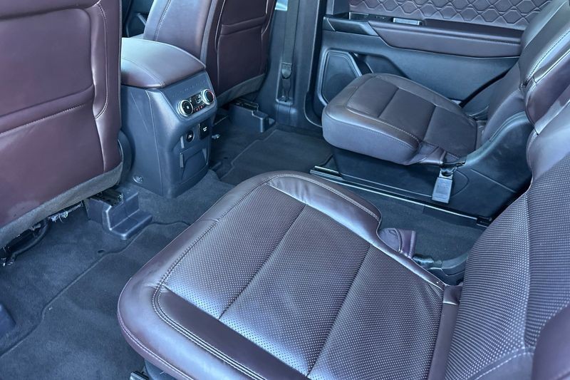 Ford Explorer Vehicle Full-screen Gallery Image 13