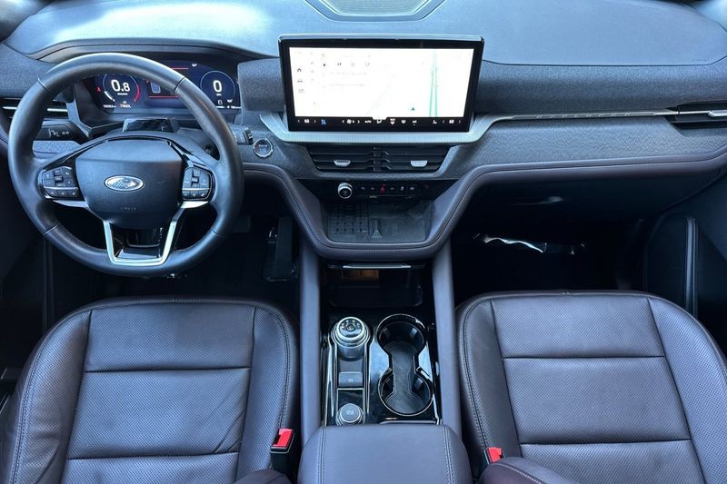 Ford Explorer Vehicle Full-screen Gallery Image 14