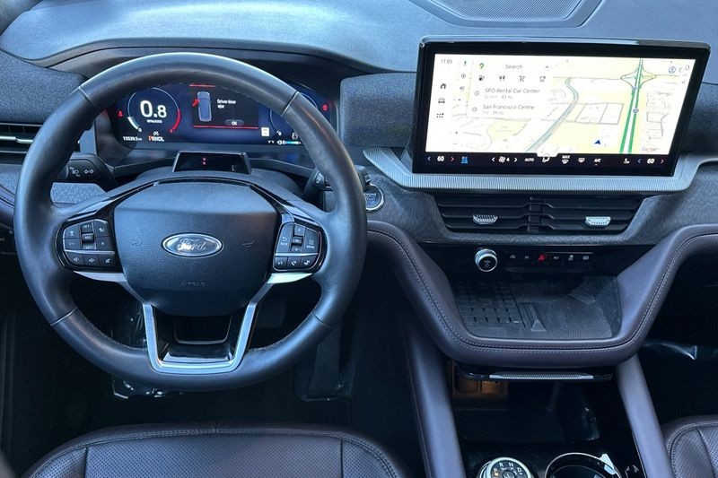 Ford Explorer Vehicle Full-screen Gallery Image 15