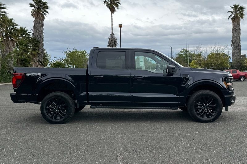 Ford F-150 Vehicle Full-screen Gallery Image 02