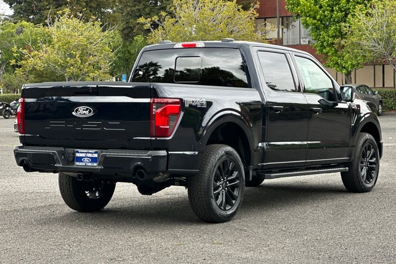 Ford F-150 Vehicle Full-screen Gallery Image 03