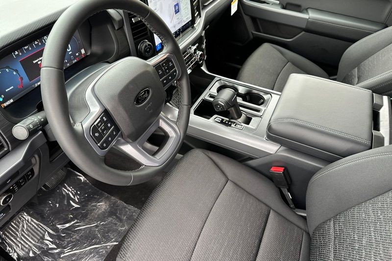 Ford F-150 Vehicle Full-screen Gallery Image 09