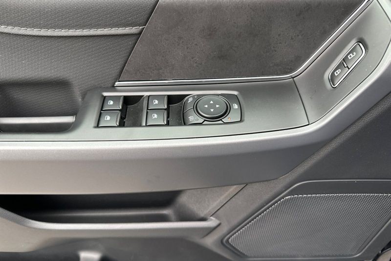 Ford F-150 Vehicle Full-screen Gallery Image 10
