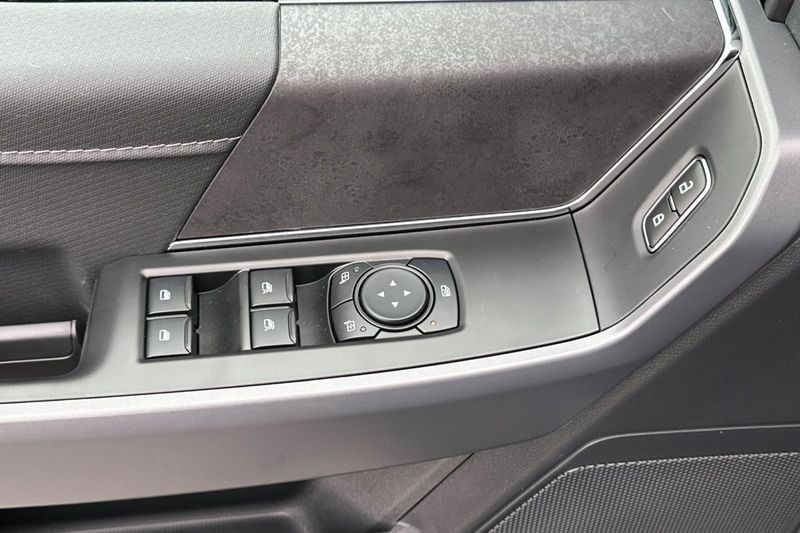 Ford F-150 Vehicle Full-screen Gallery Image 11