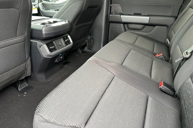 Ford F-150 Vehicle Full-screen Gallery Image 12