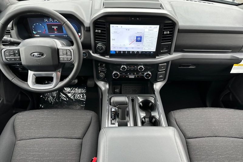 Ford F-150 Vehicle Full-screen Gallery Image 14