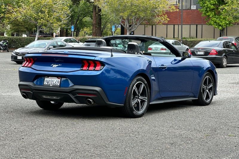 Ford Mustang Vehicle Full-screen Gallery Image 03