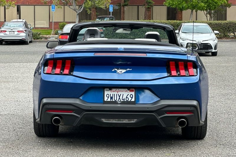 Ford Mustang Vehicle Full-screen Gallery Image 04