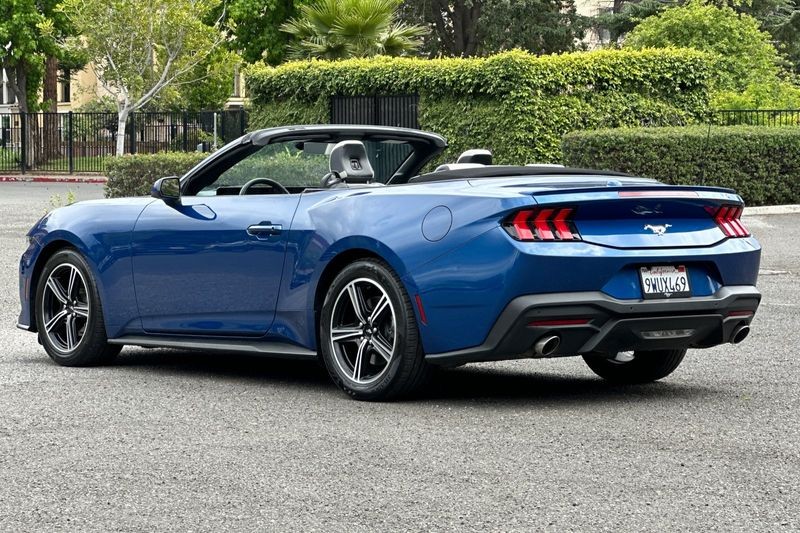 Ford Mustang Vehicle Full-screen Gallery Image 05