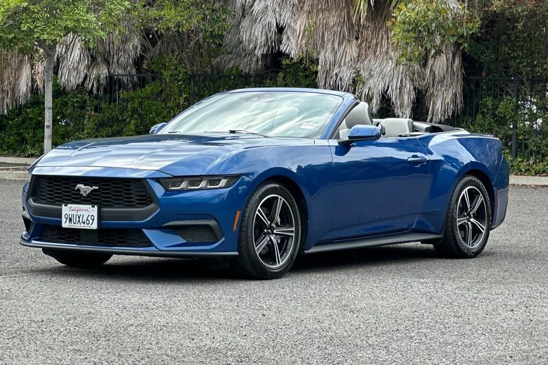 Ford Mustang Vehicle Full-screen Gallery Image 08