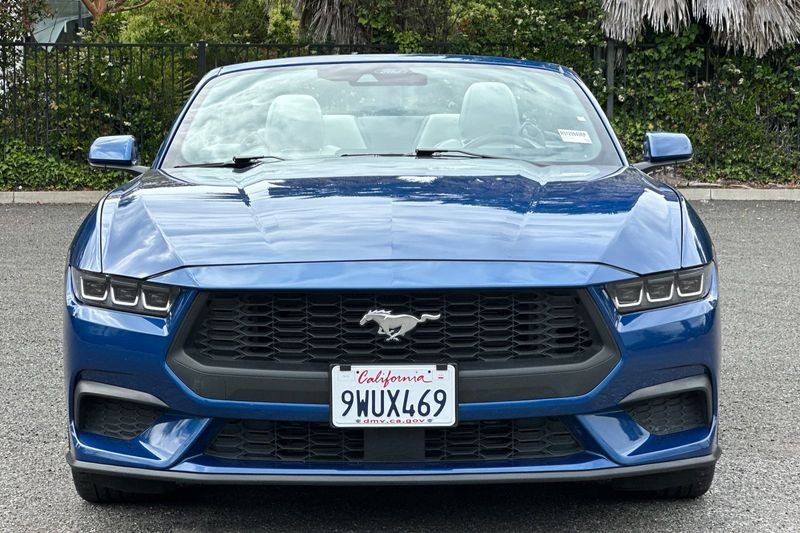 Ford Mustang Vehicle Full-screen Gallery Image 09