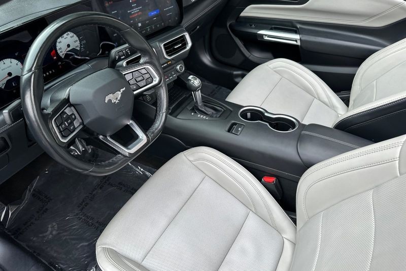 Ford Mustang Vehicle Full-screen Gallery Image 11