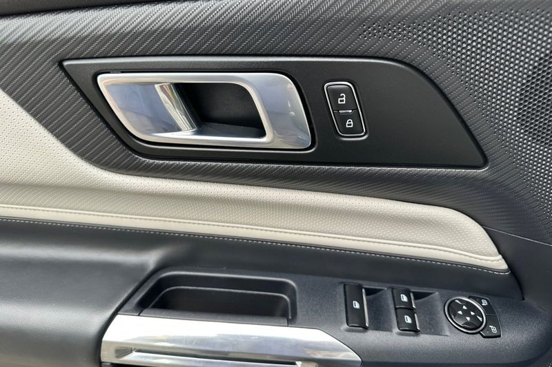 Ford Mustang Vehicle Full-screen Gallery Image 12