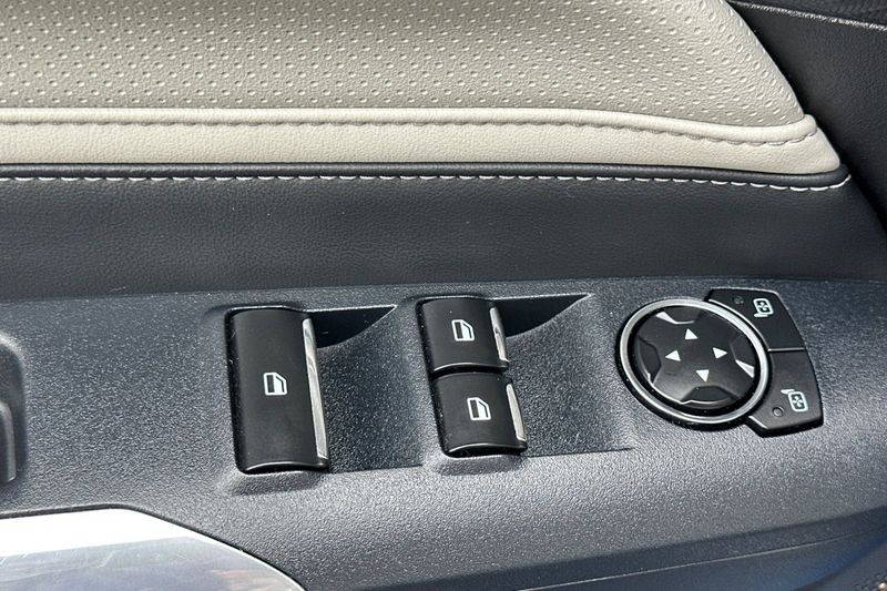 Ford Mustang Vehicle Full-screen Gallery Image 13