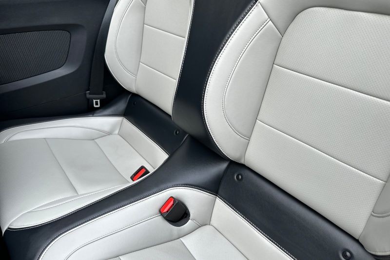 Ford Mustang Vehicle Full-screen Gallery Image 15