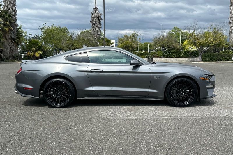Ford Mustang Vehicle Full-screen Gallery Image 02