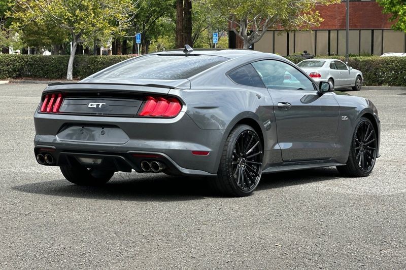 Ford Mustang Vehicle Full-screen Gallery Image 03