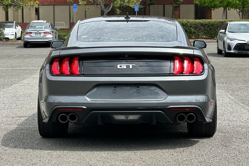 Ford Mustang Vehicle Full-screen Gallery Image 04