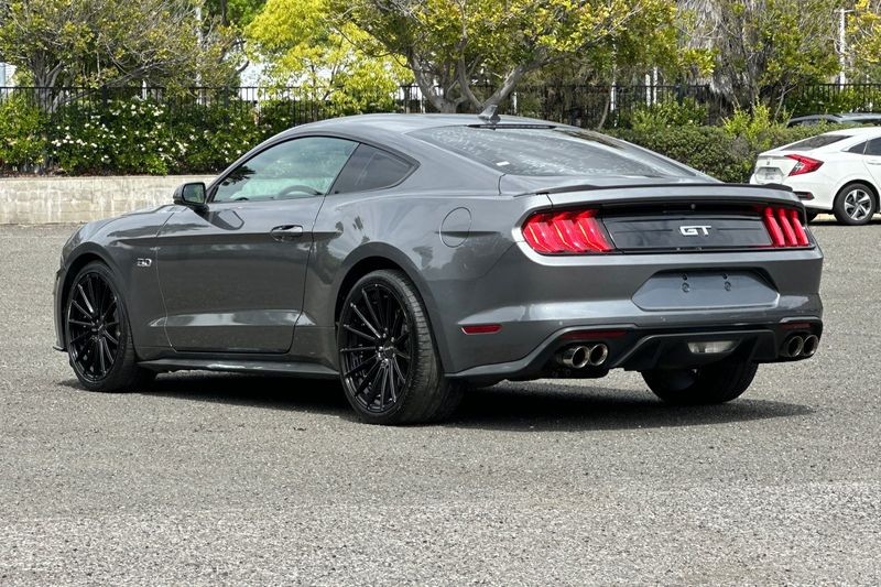 Ford Mustang Vehicle Full-screen Gallery Image 05