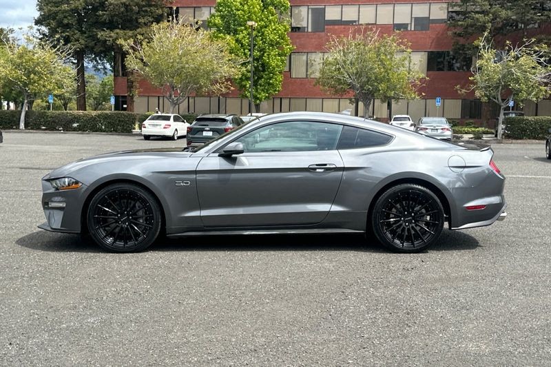 Ford Mustang Vehicle Full-screen Gallery Image 07