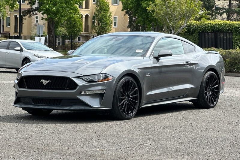 Ford Mustang Vehicle Full-screen Gallery Image 08
